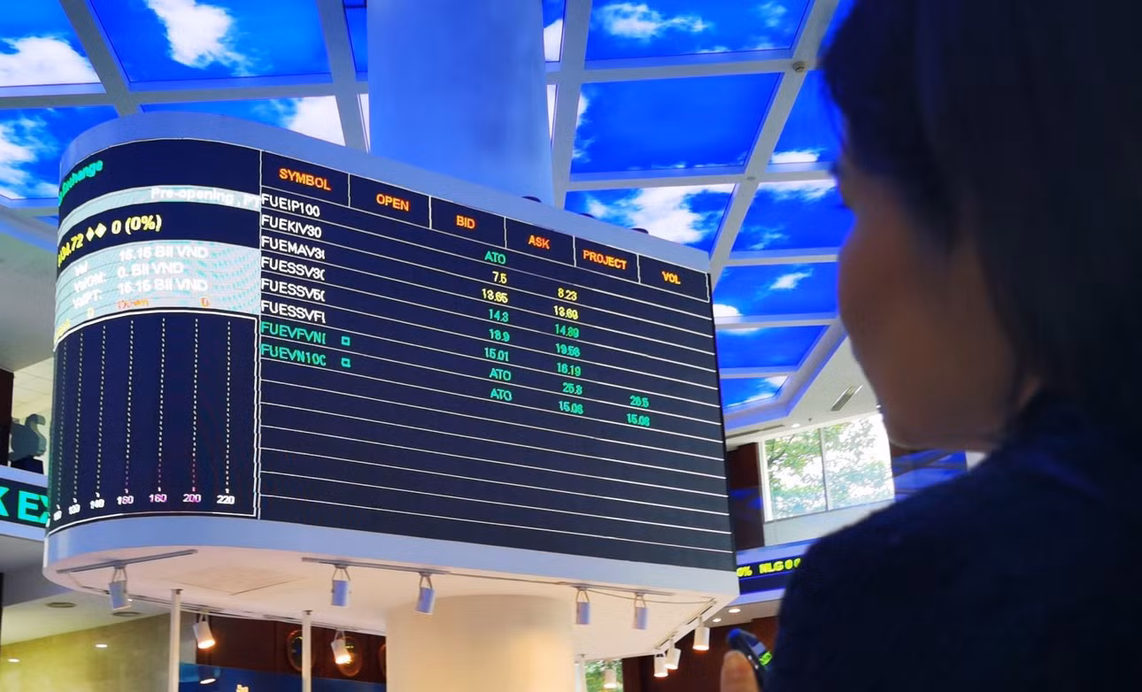 Nhà đầu tư theo dõi diễn biến thị trường. Ảnh minh họa: TTXVN