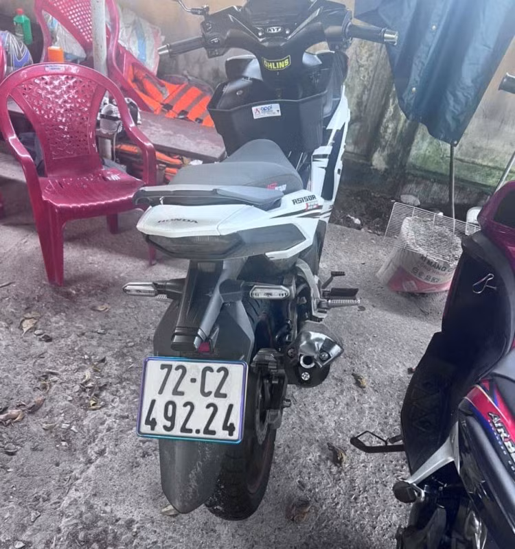 Vật dụng và xe máy mà đối tượng Lê Văn Hải dùng để thực hiện hành vi.