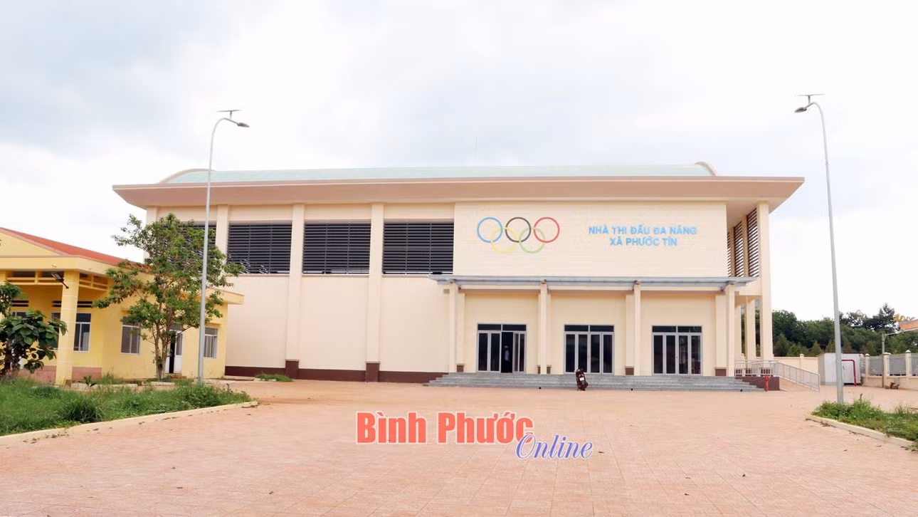 Nhà thi đấu đa năng xã Phước Tín được đầu tư xây dựng khang trang, hiện đại tạo điều kiện cho người dân tập luyện, thi đấu các môn thể thao nâng cao sức khỏe