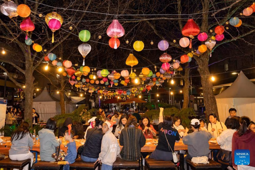 Không khí Trung Thu từ những dàn đèn lồng trang trí ở một khu phố tại Canberra, Australia. Ảnh: Xinhua/Chu Chen