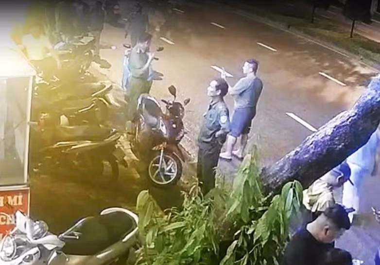 Công an quận 12 khám nghiệm hiện trường làm rõ vụ việc.