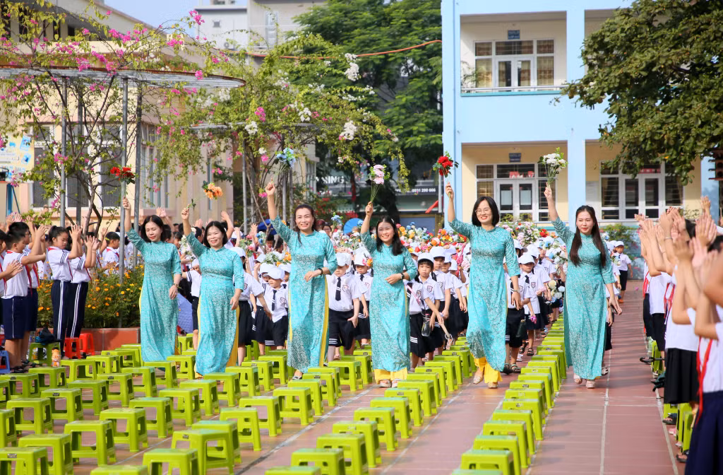 Cô và trò Trường Tiểu học Lê Hồng Phong (TP Hạ Long) hân hoan trong ngày khai giảng.