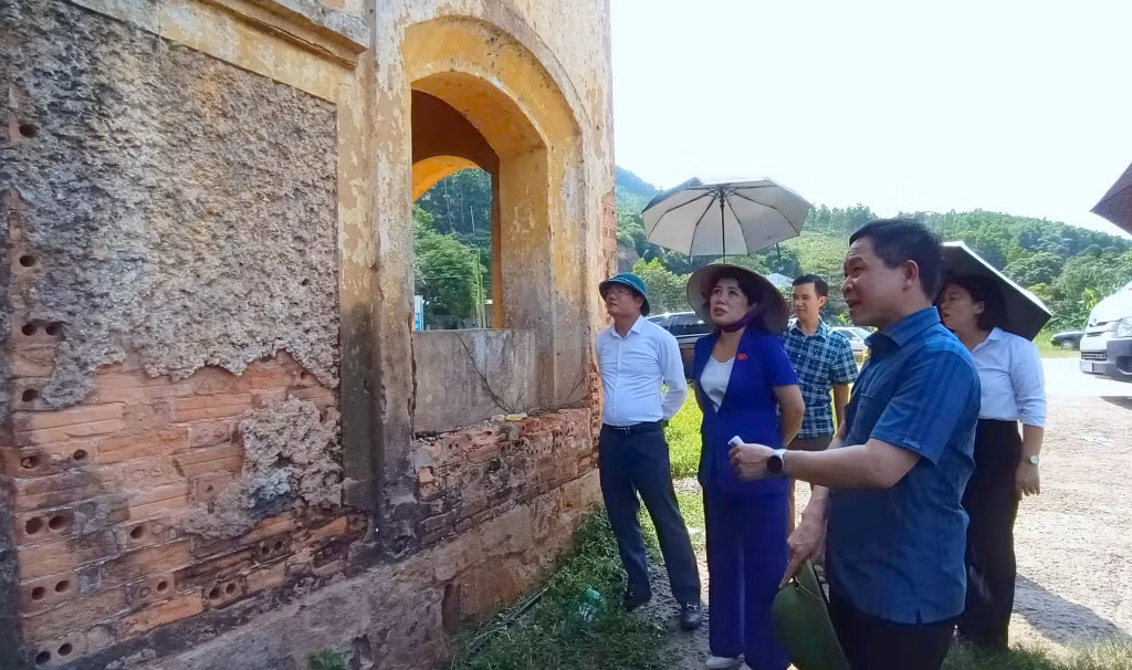 Đoàn kiểm tra thực trạng di tích Nhà thương của Pháp nằm trong cụm Di tích Khe Tù (thị trấn Tiên Yên).