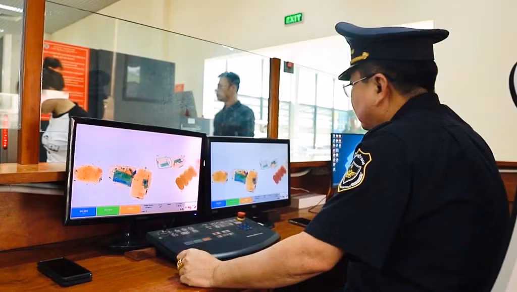 Công chức Chi cục HQCK Móng Cái giám sát hành lý của khách XNC.