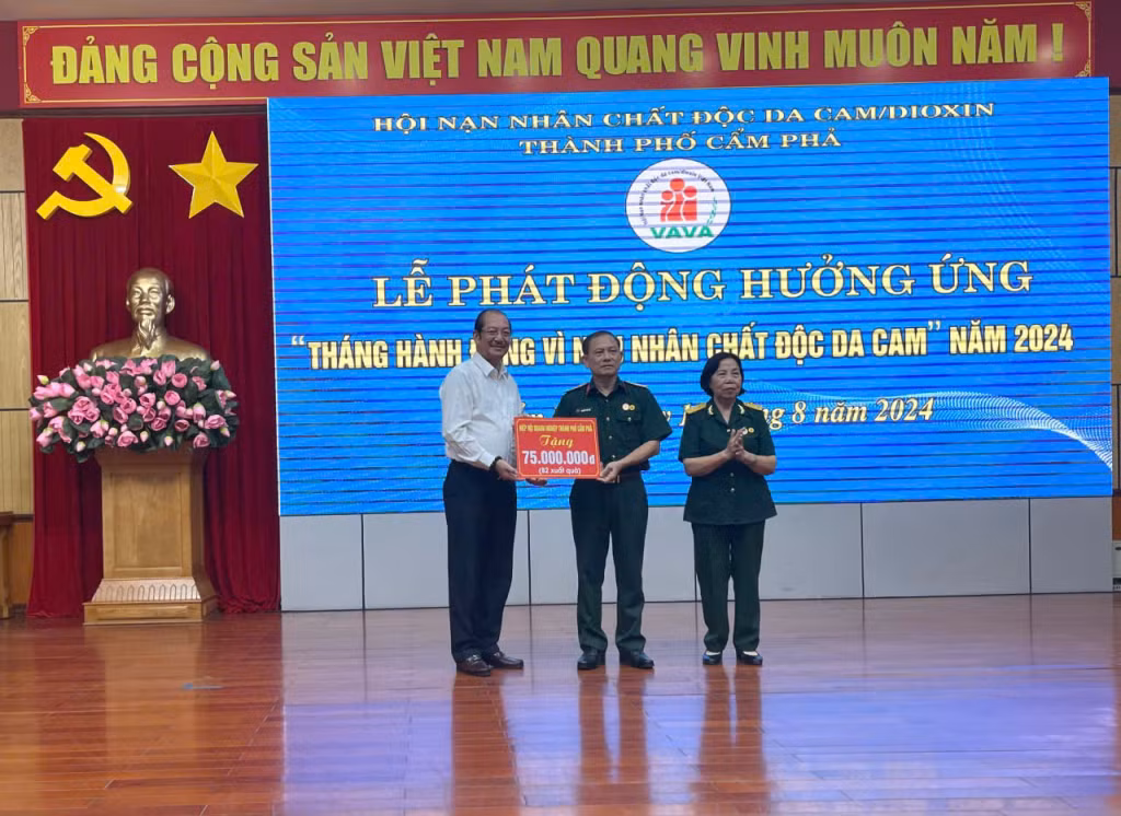 Hiệp hội doanh nghiệp Cẩm Phả trao quà cho 