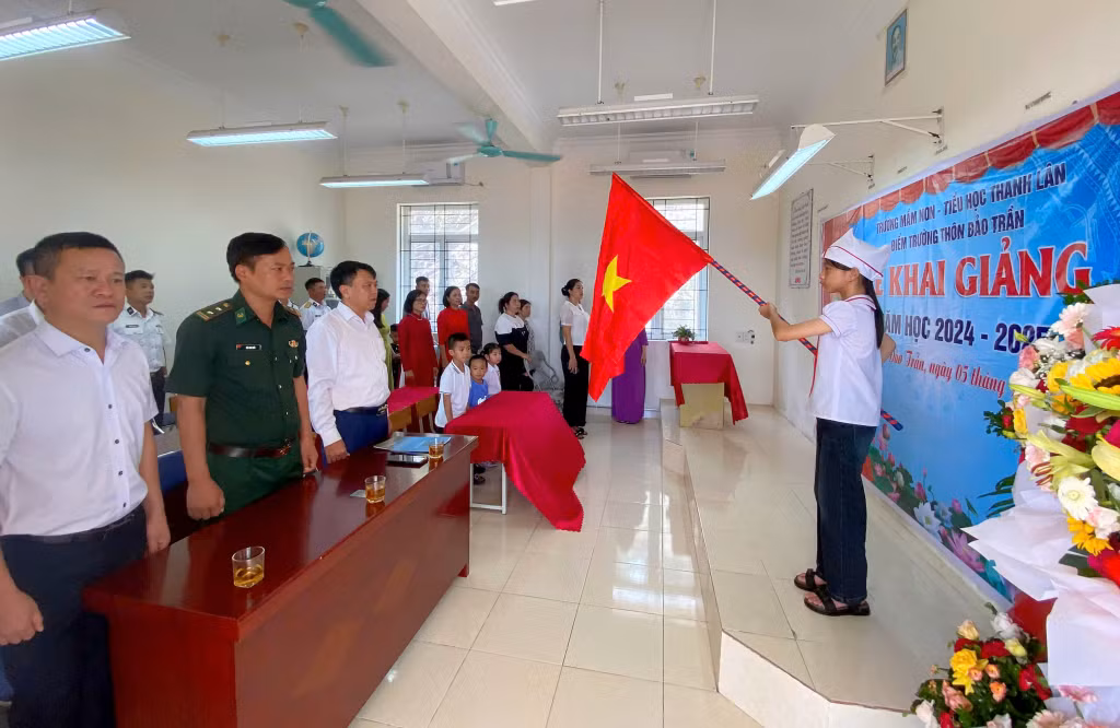 Lễ khai giảng được tổ chức tại thôn Đảo Trần, xã Thanh Lân, huyện Cô Tô (Ảnh: Thu Báu).