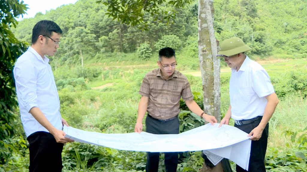 Ban Quản lý dự án đầu tư xây dựng TP Hạ Long phối hợp với chính quyền các xã khảo sát khu vực xây dựng dự án cấp nước tập trung. Ảnh: Đỗ Phương