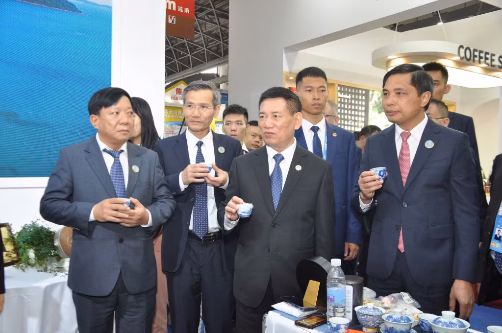 Phó Thủ tướng Chính phủ Hồ Đức Phớc cùng các đại biểu thưởng thức sản phẩm OCOP Quảng Ninh tại hội chợ.
