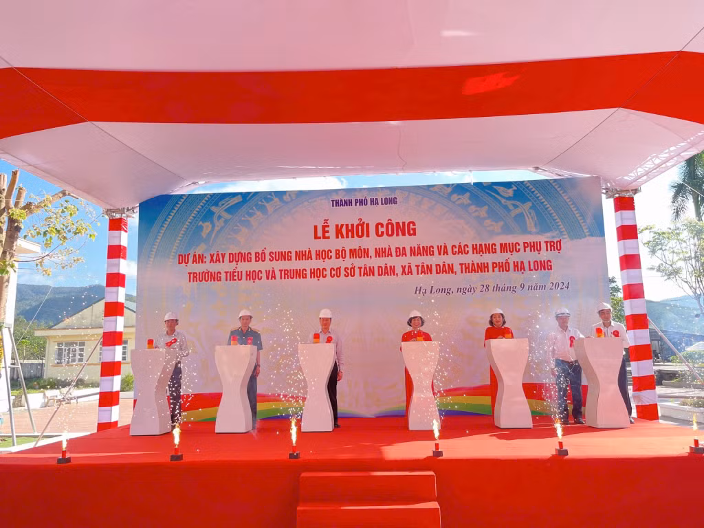 Các đại biểu nhấn nút khởi công công trình xây dựng bổ sung nhà học bộ môn, nhà đa năng và các hạng mục phụ trợ Trường Tiểu học và THCS Tân Dân.