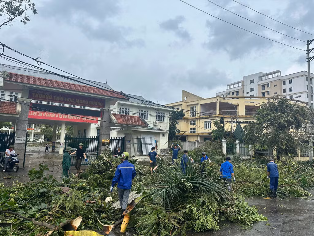 Đoàn Thanh niên Công ty CP Than Mông Dương tham gia khắc phục hậu quả bão số 3 trên địa bàn TP Cẩm Phả.