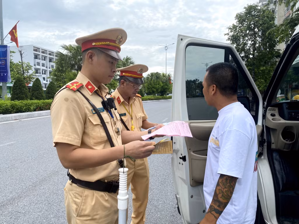 Lực lượng CSGT trật tự (Công an TP Hạ Long) kiểm tra xe ô tô kinh doanh vận tải hành khách.