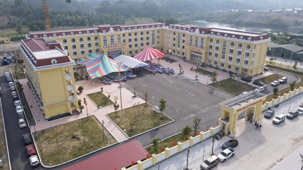 Trường THPT Ngô Quyền được xây mới khang trang chào đón hơn 1.000 học sinh bước vào năm học mới.