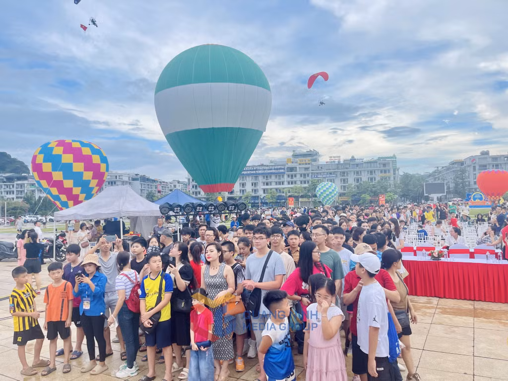 Đông đảo người dân, du khách xếp hàng để nhận vé bay trải nghiệm khinh khí cầu từ Ban tổ chức.