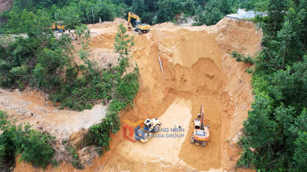 Đơn vị thi công đang tổ chức 2 mũi thi công là đào bóc nền mặt đường bị hư hỏng do sạt trượt và đắp lại