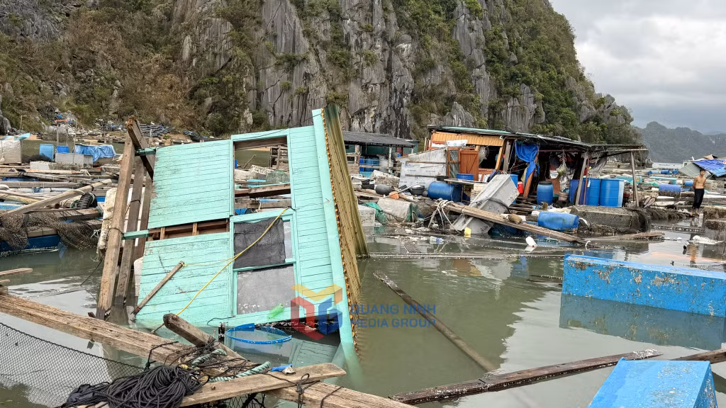Các nhà bè trông coi khu vực nuôi trồng thủy sản bị bão đánh sập gần như toàn bộ, với nhiều trang thiết bị được đầu tư bên trong phục vụ cho sinh hoạt hằng ngày. Ảnh: Mạnh Trường