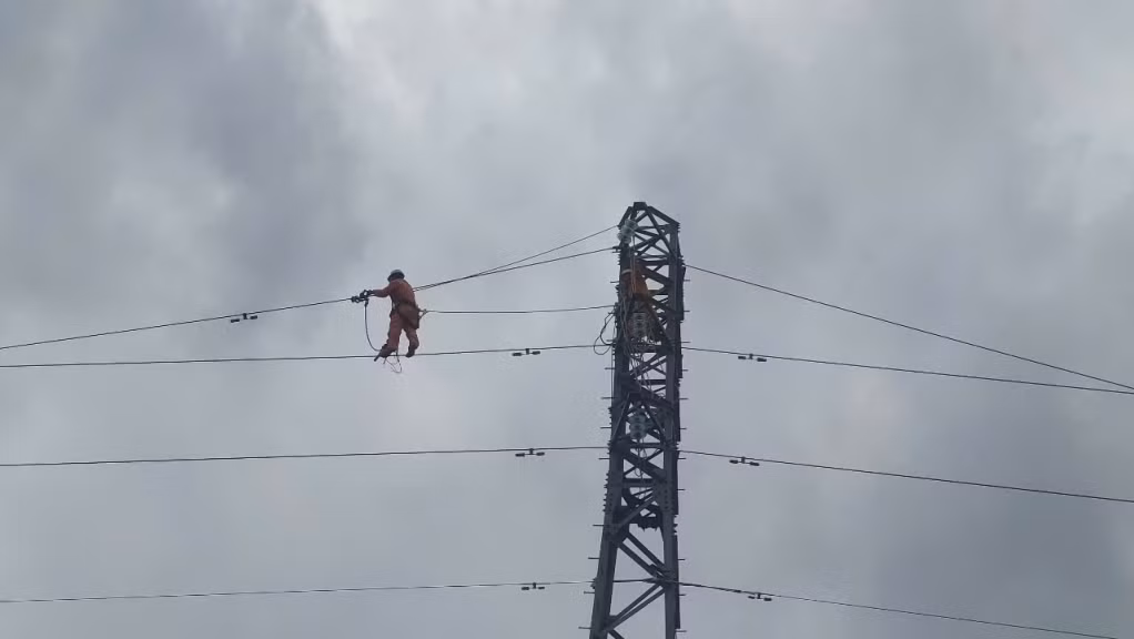 Công nhân Điện lực Quảng Ninh đang nỗ lực khắc phục sự cố lưới điện.