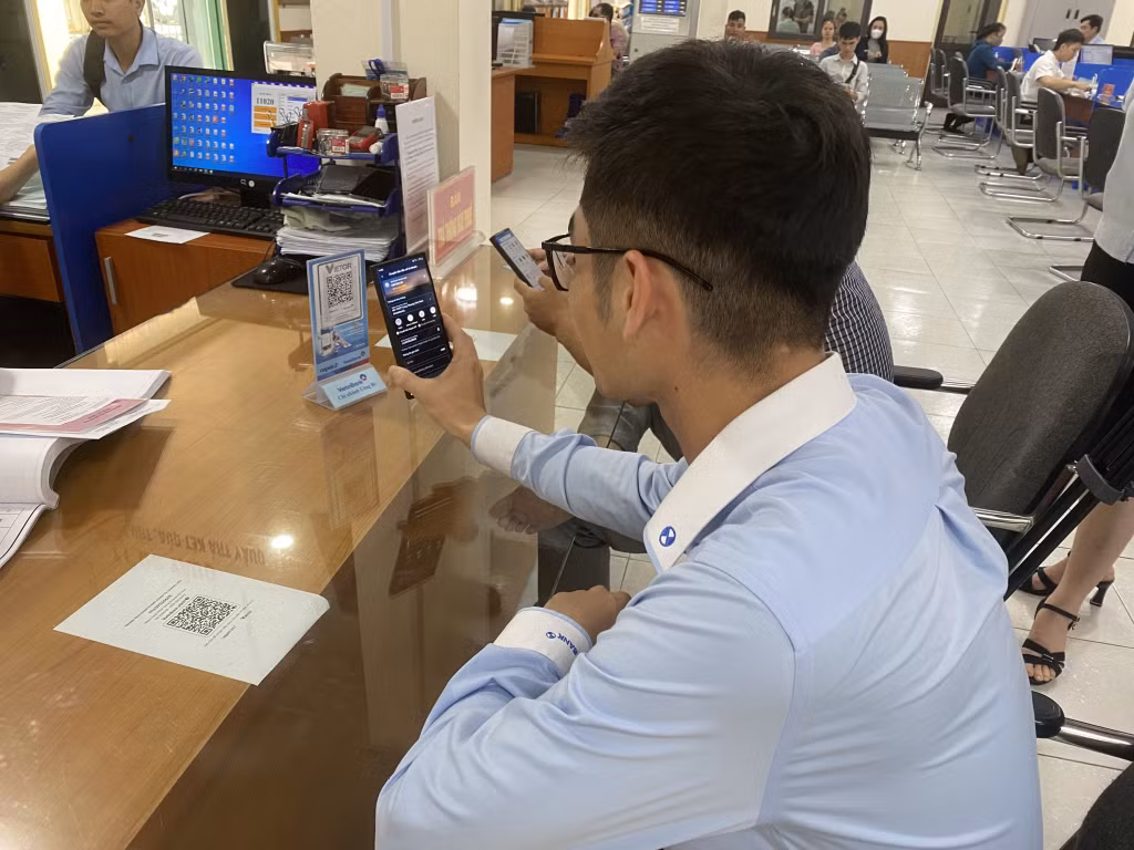 Người dân thanh toán phí, lệ phí TTHC không dùng tiền mặt tại Trung tâm Hành chính công TX Quảng Yên.