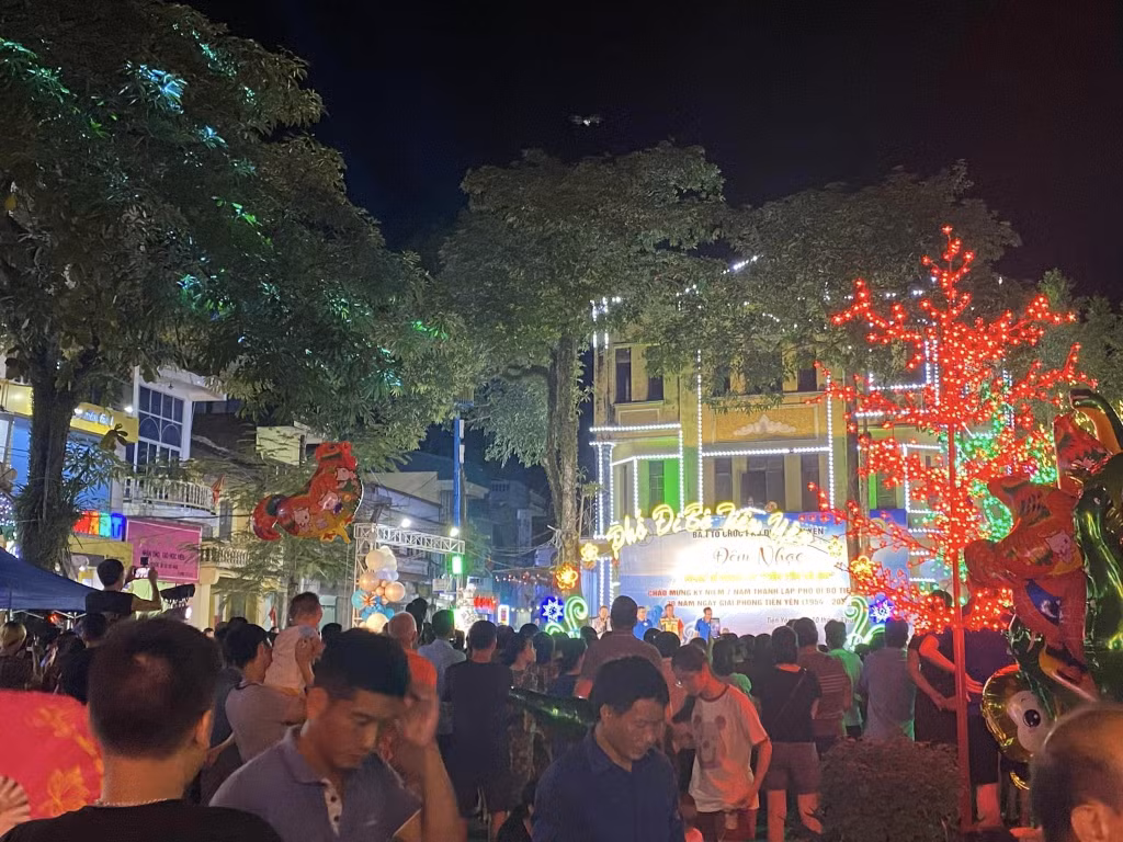 Sân khấu chính tại Phố đi bộ Tiên Yên thu hút rất đông người tới xem biểu diễn vào tối 10/8.
