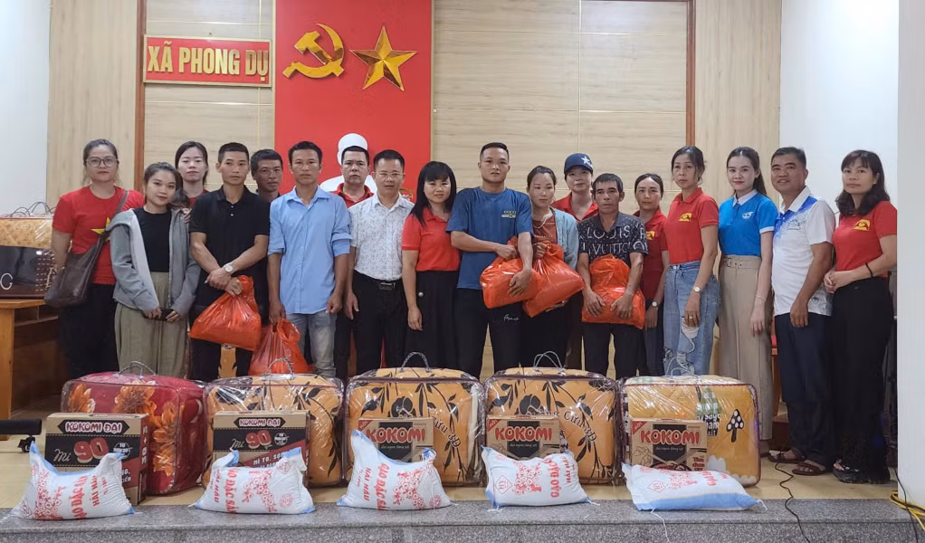 Tặng quà cho đồng bào vùng bão lũ tại các huyện Vân Đồn, Tiên Yên ảnh 1 Tặng quà cho đồng bào vùng bão lũ tại các huyện Vân Đồn, Tiên Yên ảnh 1