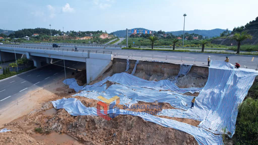 Công ty CP Cầu phà Quảng Ninh tổ chức phủ bạt tại điểm sạt lở ở khu vực nút giao cầu Tình Yêu. Ảnh: Thành Công