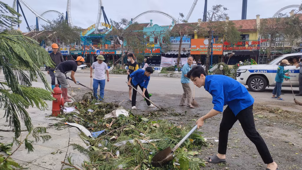 TP Hạ Long phát động chiến dịch cao điểm 7 ngày làm vệ sinh môi trường, mang lại diện mạo sáng - xanh - sạch đẹp cho khu trung tâm du lịch của tỉnh.