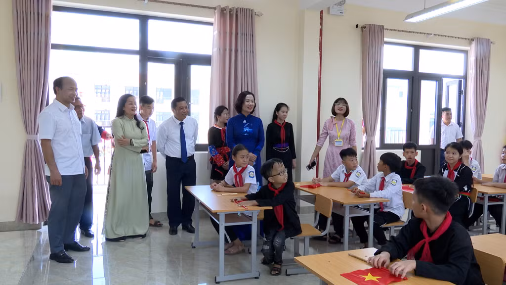 Đồng chí Bùi Thúy Phượng, Ủy viên Ban Thường vụ, Trưởng Ban Tổ chức Tỉnh ủy thăm hỏi, động viên các em học sinh trường THCS thị trấn Ba Chẽ.