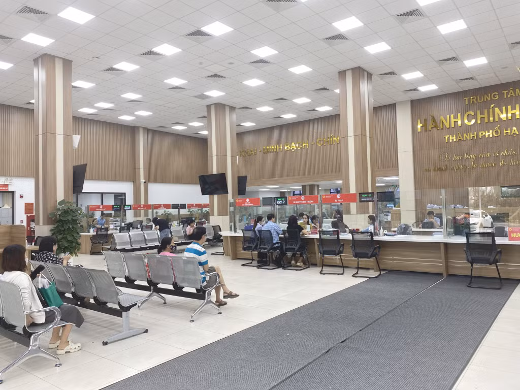 Trung tâm Hành chính công TP Hạ Long tiếp nhận TTHC của tổ chức, người dân vào ngày 10/9 sau khi bão số 3 đã tan.