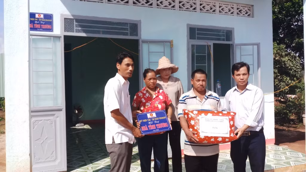 Một nhà tình thương được Quỹ Thiện Tâm (Tập đoàn Vingroup) hỗ trợ trao tặng cho hộ nghèo, hoàn cảnh khó khăn.