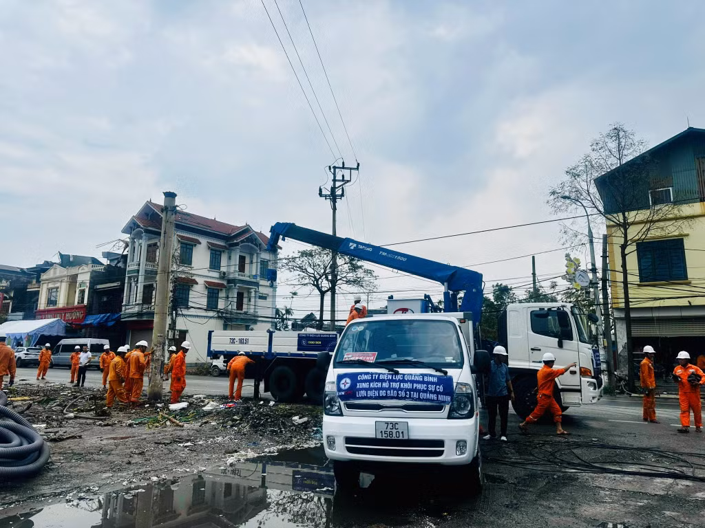 Sáng 13/9, những thợ điện lành nghề nhất của Công ty Điện lực Quảng Bình đã có mặt tại TX Đông Triều để khắc phục sự cố lưới điện.