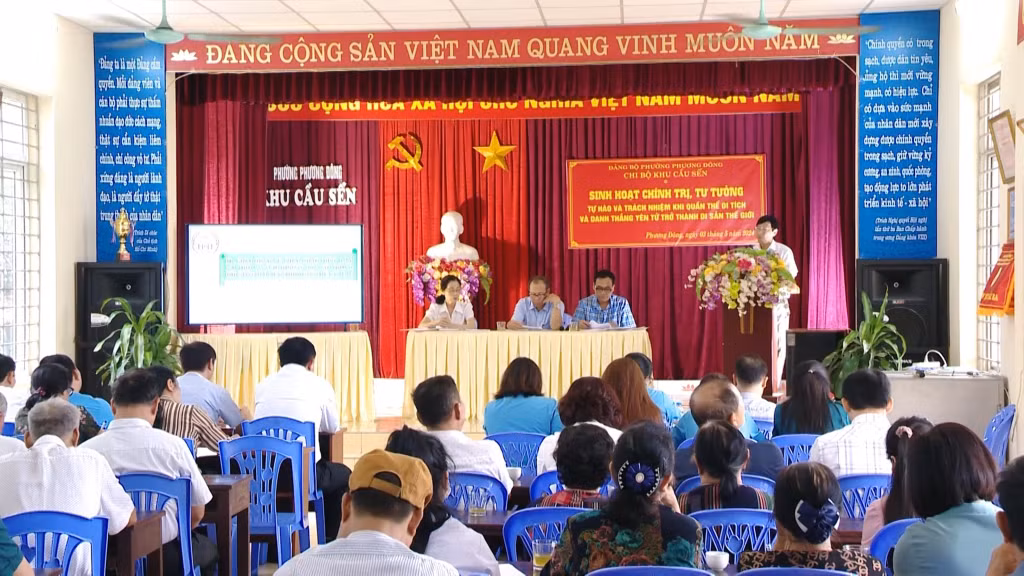 Chi bộ khu Cầu Sến, phường Phương Đông sinh hoạt chuyên đề "Tự hào và trách nhiệm khi Quần thể di tích và danh thắng Yên Tử trở thành di sản thế giới”. Ảnh: Minh Toàn
