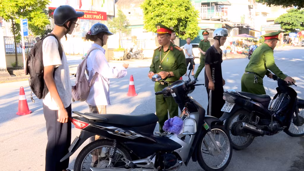 Công an TP Hạ Long kiểm tra, xử lý học sinh vi phạm luật giao thông.