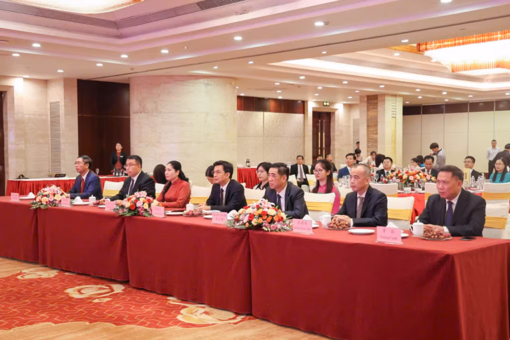 Các đại biểu dự chương trình.