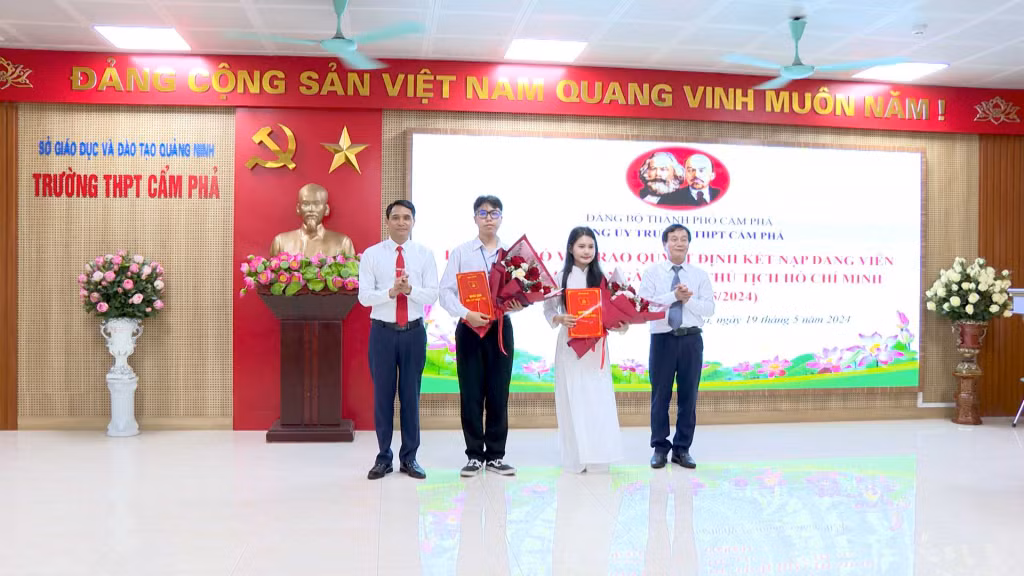 Lãnh đạo Ban Tổ chức Thành uỷ trao Quyết định kết nạp đảng viên cho 2 học sinh Trường THPT Cẩm Phả.