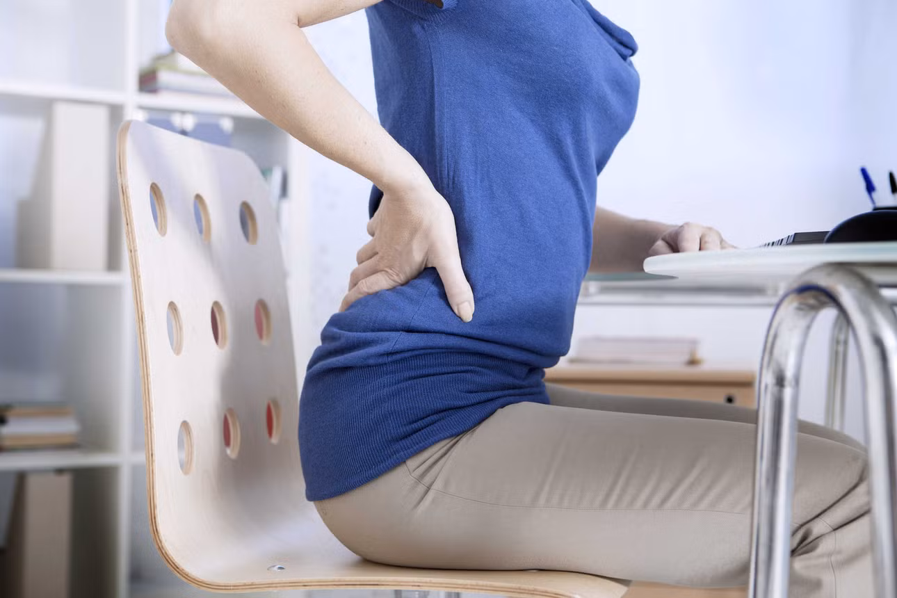 Ngồi máy tính thường xuyên có thể làm tăng nguy cơ bị loãng xương (Ảnh: Internet)