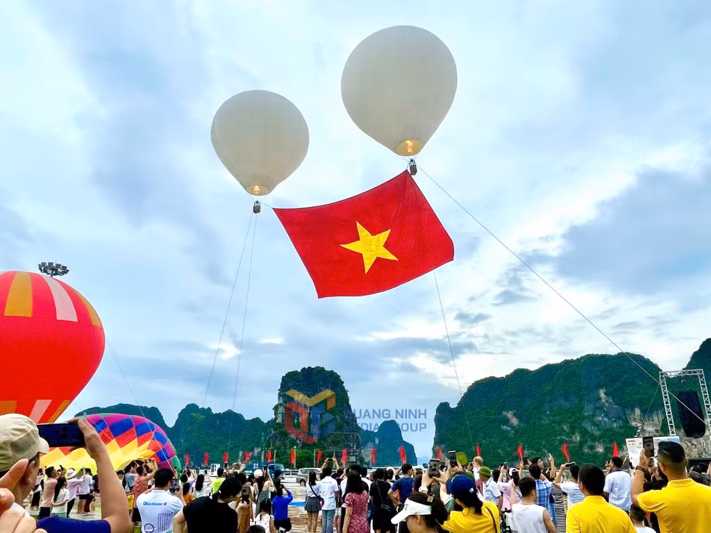 Màn bay treo khinh khí cầu kéo cờ Tổ quốc mở màn cho Lễ hội khinh khí cầu với chủ đề “Thành phố Di sản - Sắc màu Hạ Long” năm 2024.