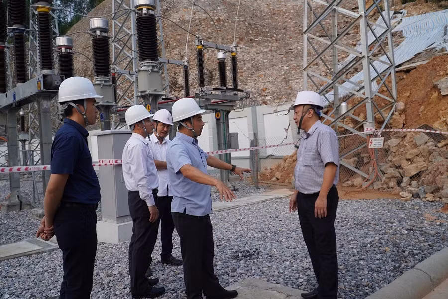 Đoàn công tác của Tập đoàn Điện lực Việt Nam do ông Ngô Sơn Hải - Phó tổng giám đốc làm Trưởng đoàn, trực tiếp chỉ đạo, kiểm tra công tác phòng chống bão số 3 (bão Yagi) tại trạm 110kV Yên Cư (TP Hạ Long).