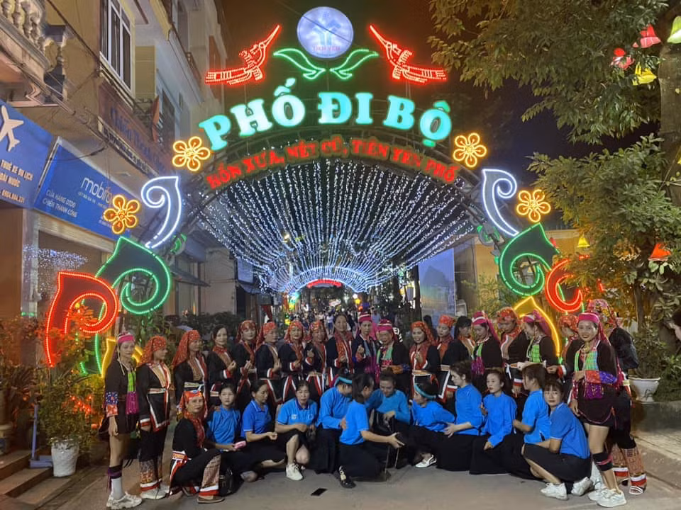 Một điểm đặc trưng thu hút của Phố đi bộ tại Tiên Yên chính là màu sắc các dân tộc vùng Đông Bắc đậm nét.