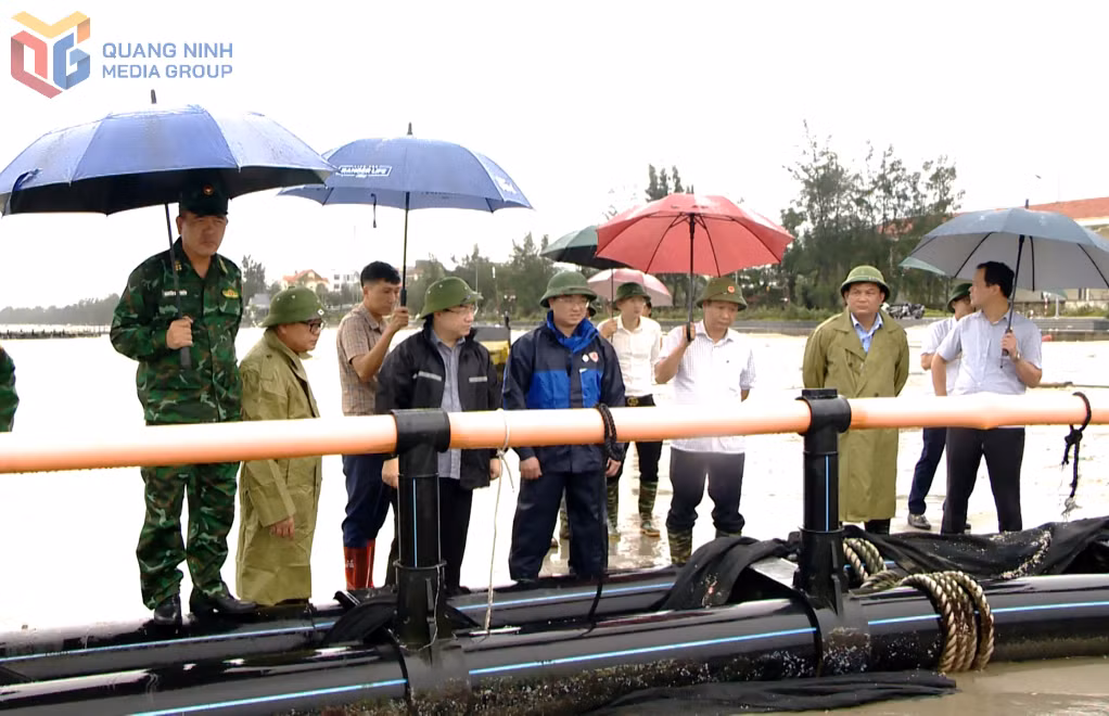 Đồng chí Đặng Xuân Phương, Phó Bí thư Tỉnh ủy, Trưởng Đoàn đại biểu Quốc hội tỉnh Quảng Ninh kiểm tra công tác khắc phục hậu quả sau bão số 3