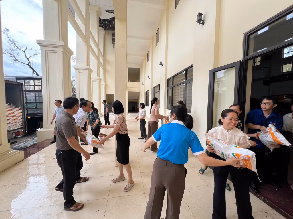 Số gạo này được thành phố Uông Bí phân bổ cho các bếp ăn phục vụ người dân vừa bị ngập úng trong cơn bão số 3 trên địa bàn.