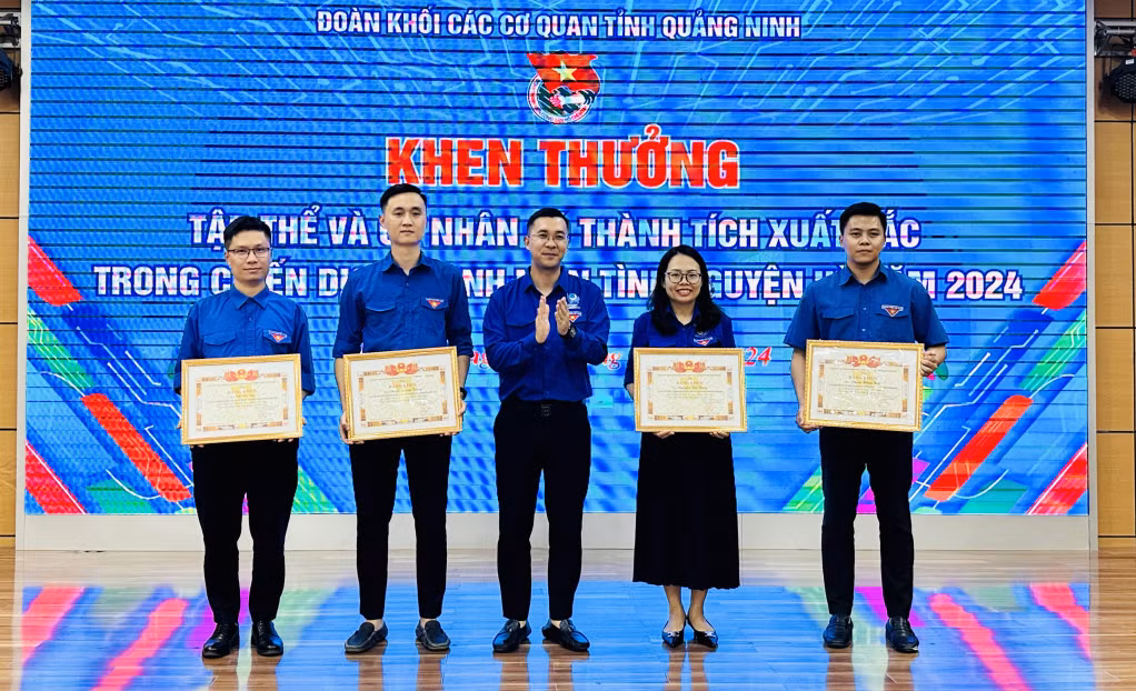 4 cá nhân được khen thưởng vì có thành tích xuất sắc trong Chiến dịch.