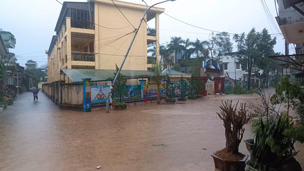 Khu phố Đông Tiến bị ngập gần 1 mét và nước đang tiếp tục dâng. Các hộ dân trong khu đã cơ bản di dời đến nơi an toàn.