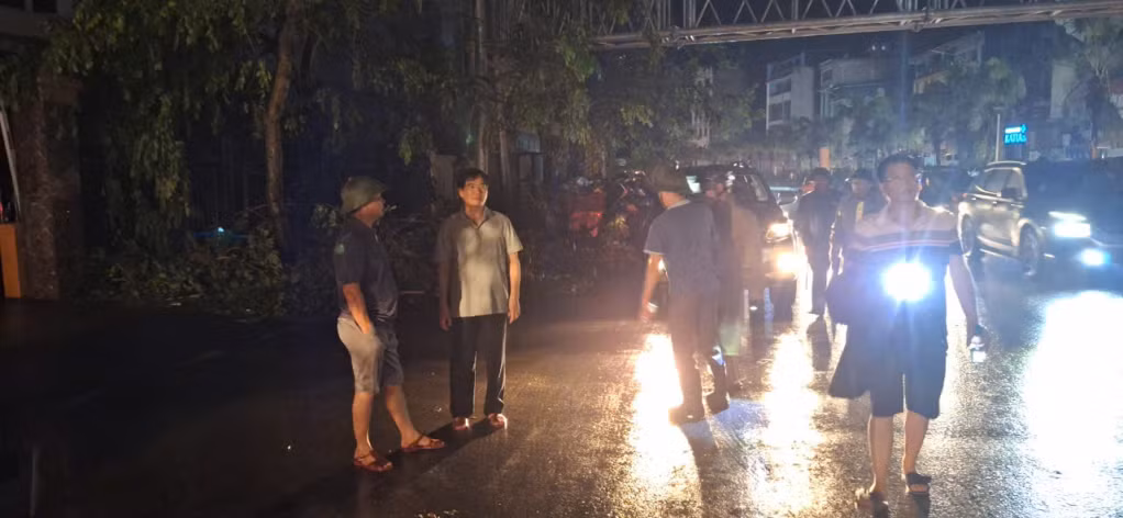 22h ngày 9/9, đồng chí Vũ Quyết Tiến, Bí thư Thành ủy Hạ Long đã đi kiểm tra, chỉ đạo công tác khắc phục hậu quả mưa bão tại một số phường trên địa bàn.