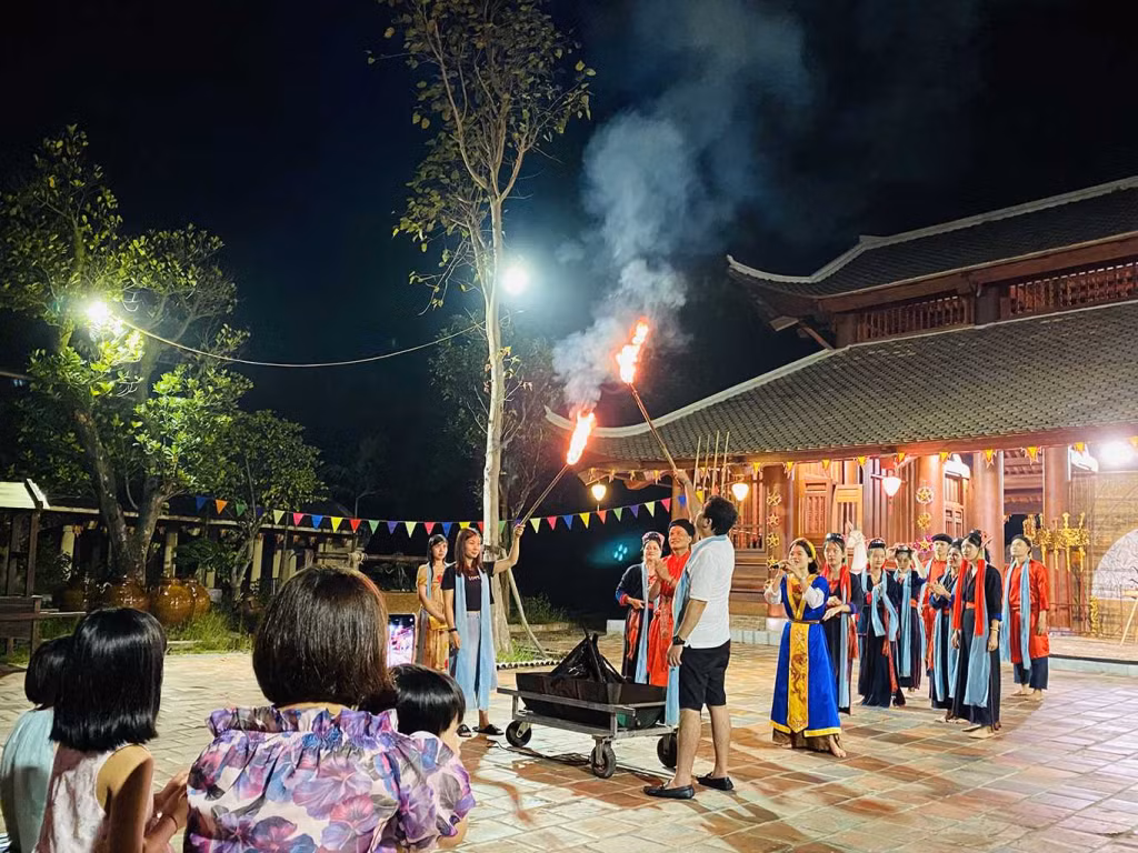 Chương trình "Yên Tử - đêm hội làng" thu hút du khách trải nghiệm văn hóa đặc sắc trong hội làng của người Dao Thanh Y.