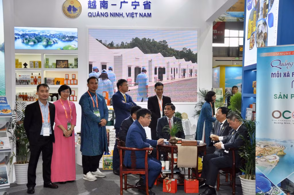 Các đại biểu tham quan gian hàng trưng bày sản phẩm OCOP, giới thiệu du lịch của tỉnh Quảng Ninh tại hội chợ.