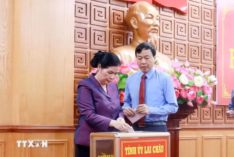 Bí thư Tỉnh ủy Lai Châu, Giàng Páo Mỷ cùng Chủ tịch UBND tỉnh Lê Văn Lương ủng hộ đồng bào bị thiệt hại do cơn bão số 3. (Ảnh: Quý Trung/TTXVN)