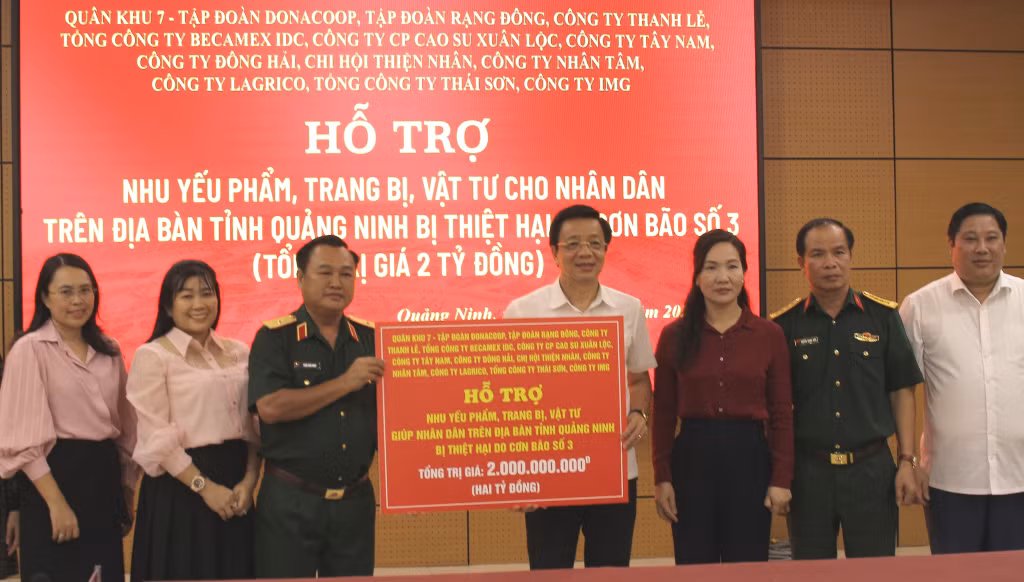 Đoàn công tác Quân khu 7 trao hỗ trợ nhu yếu phẩm, trang bị, vật tư giúp nhân dân trên địa bàn tỉnh Quảng Ninh khắc phục thiệt hại do cơn bão số 3.