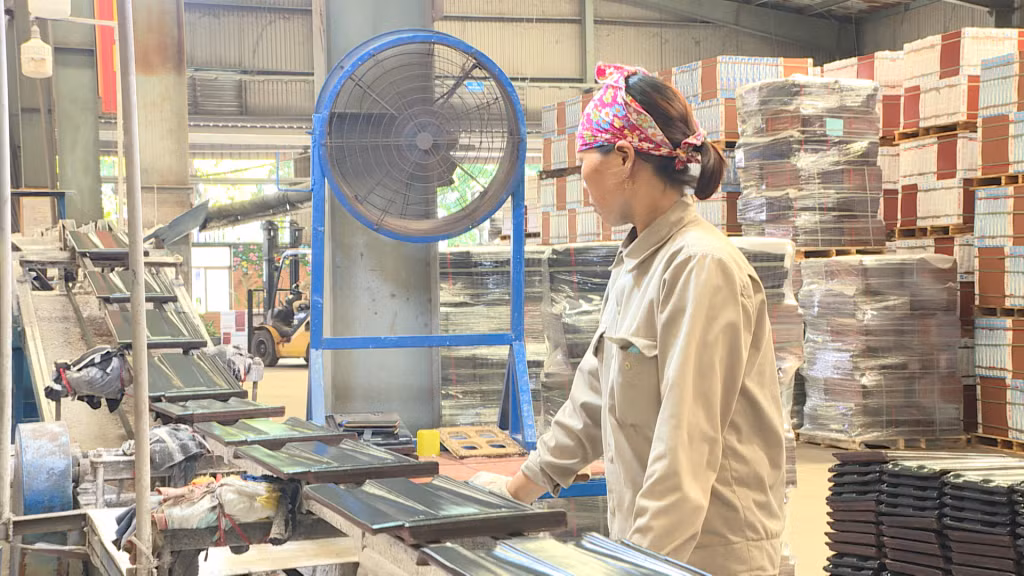 Sản xuất gạch ngói tại Tổ hợp Gốm Đất Việt.