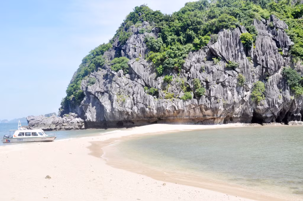 Khu vực Cát Oăn gồm một cụm nhiều bãi cát, trong đó bãi cát lớn nhất nổi lên giữa biển, nối liền 2 núi đá trên Vịnh Hạ Long.