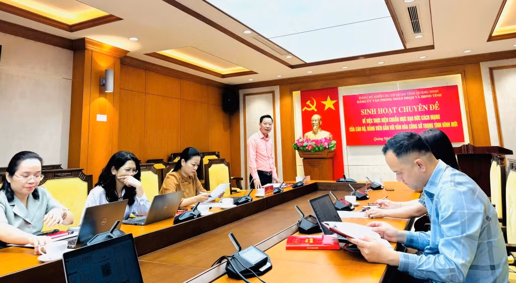 Đồng chí Lê Văn Ánh, Phó Chủ tịch HĐND tỉnh, Bí thư Đảng ủy phát biểu tại buổi sinh hoạt chuyên đề.