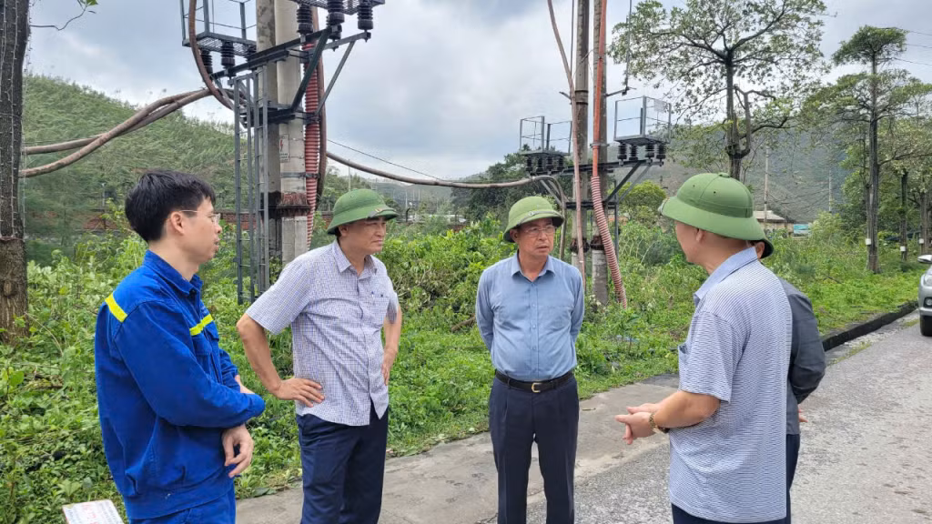 Ông Đặng Thanh Hải, Tổng Giám đốc Tập đoàn Công nghiệp Than - Khoáng sản Việt Nam (TKV) kiểm tra công tác khắc phục hậu quả bão số 3 tại khai trường Công ty CP Than Vàng Danh. Ảnh Việt Trung (CTV)